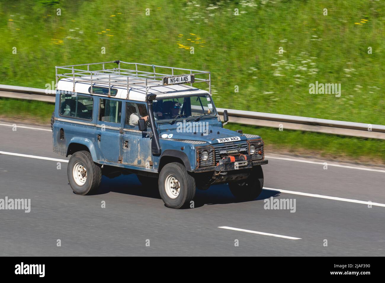 1995 90s années quatre-vingt-dix bleu blanc Land Defender HT TDI 95 2495cc Diesel SUV 4x4 tout-terrain ; conduite sur l'autoroute M61, Manchester, Royaume-Uni Banque D'Images
