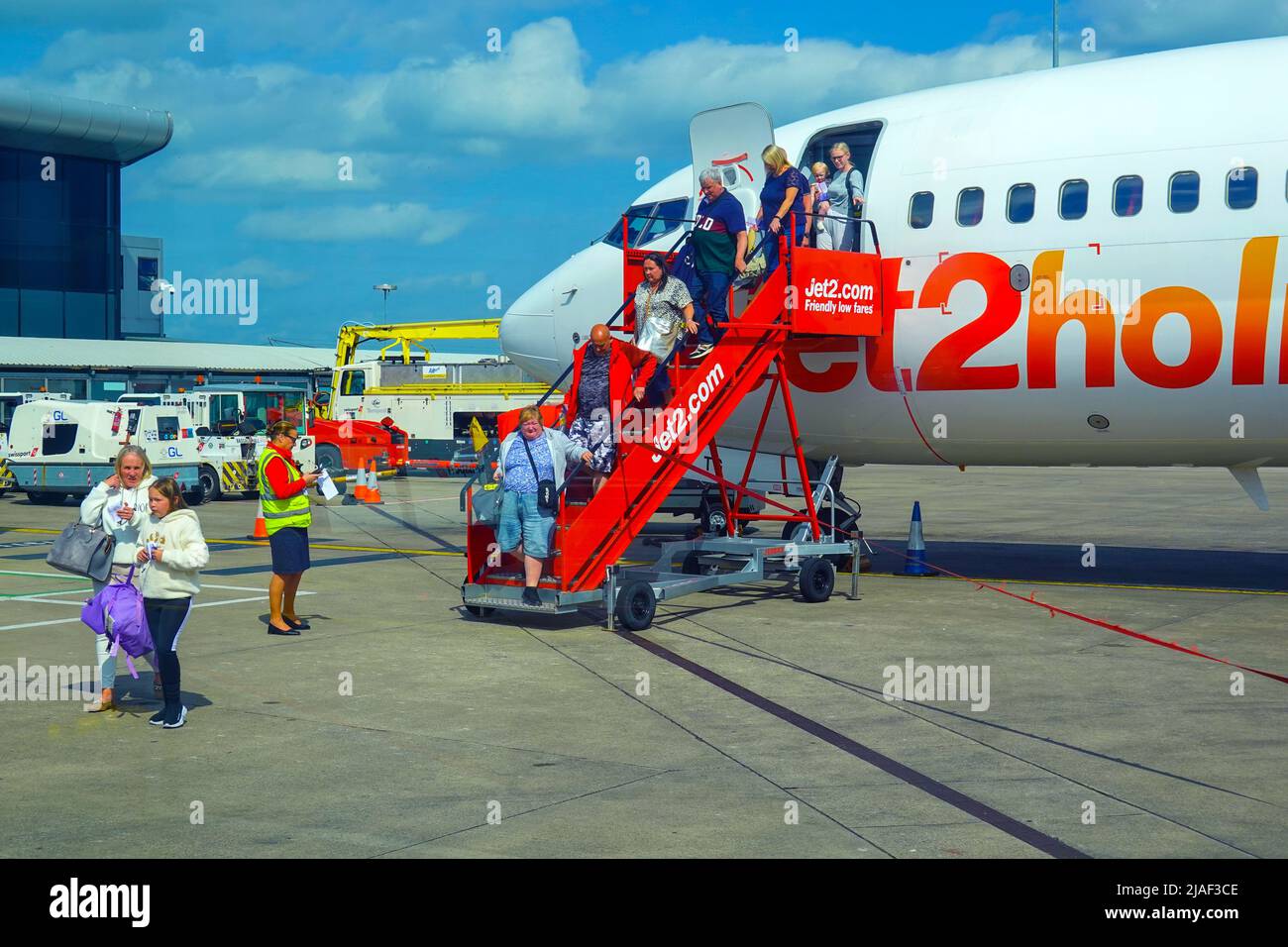 Jet2 avion de vacances avec des passagers obèses débarquant, aéroport de Leeds Bradford, Yorkshire Banque D'Images