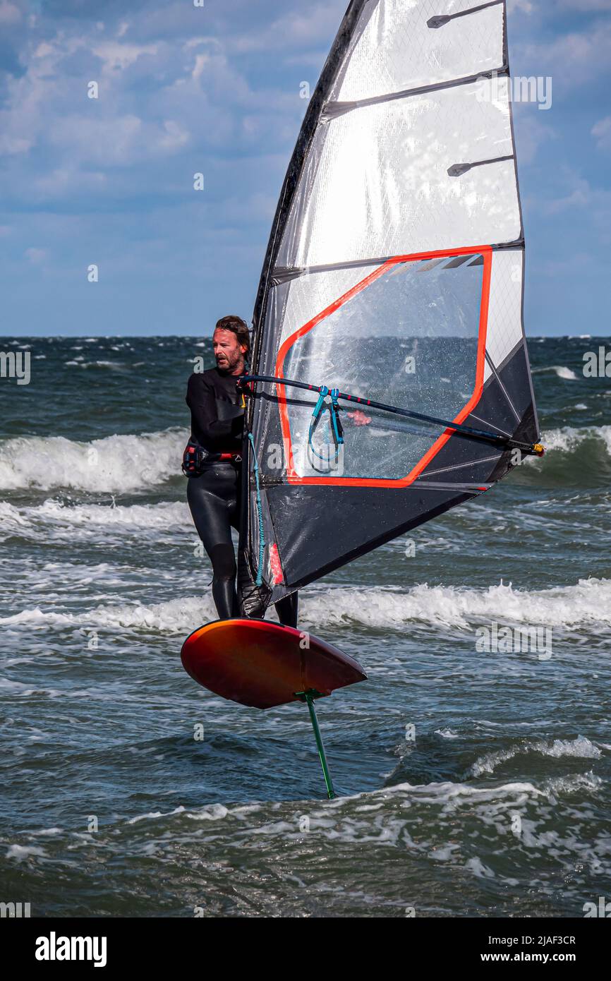 Wind Foil surfer surf dans la mer, gros plan Banque D'Images
