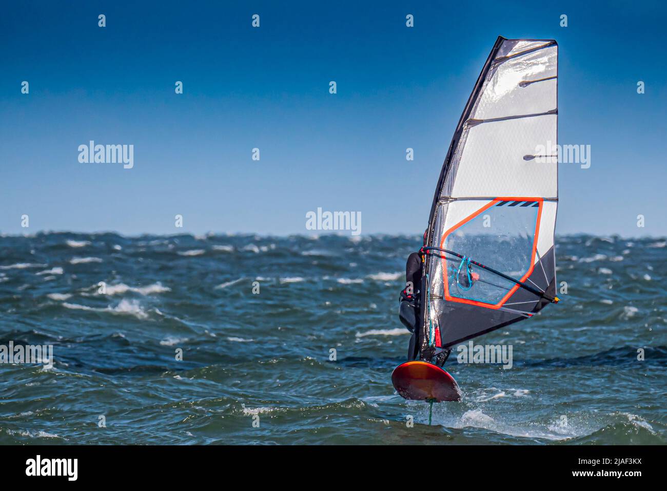 Planche à voile Surfer surf dans la mer Banque D'Images