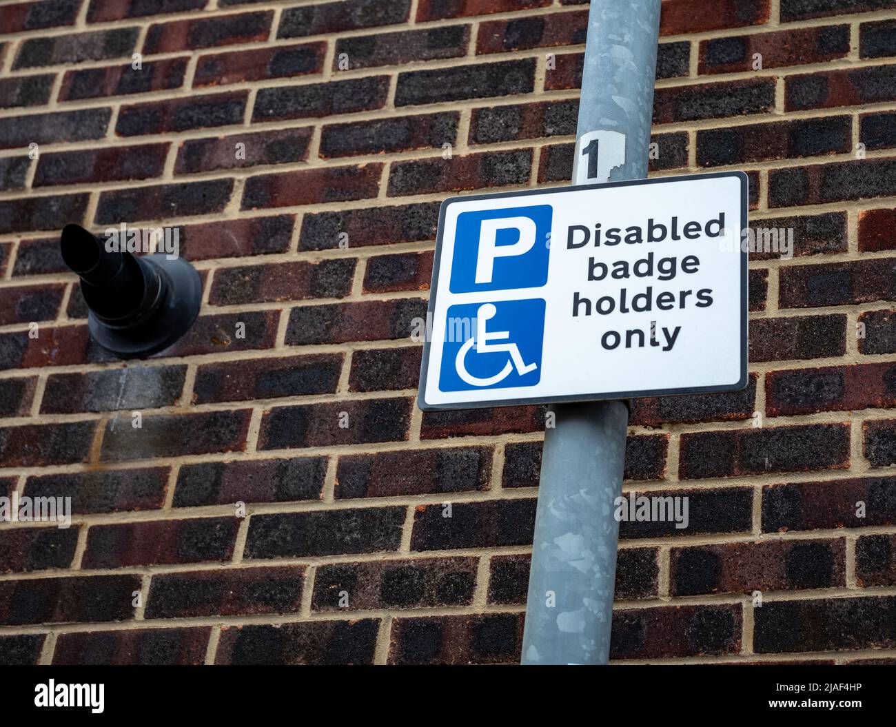 Un panneau en Angleterre indiquant une aire de stationnement pour les personnes handicapées. Banque D'Images