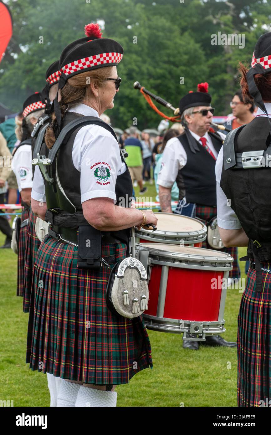 Reading Scottish Pipe Band divertissant des personnes lors d'un événement à Farnborough, Hampshire, Angleterre, Royaume-Uni Banque D'Images