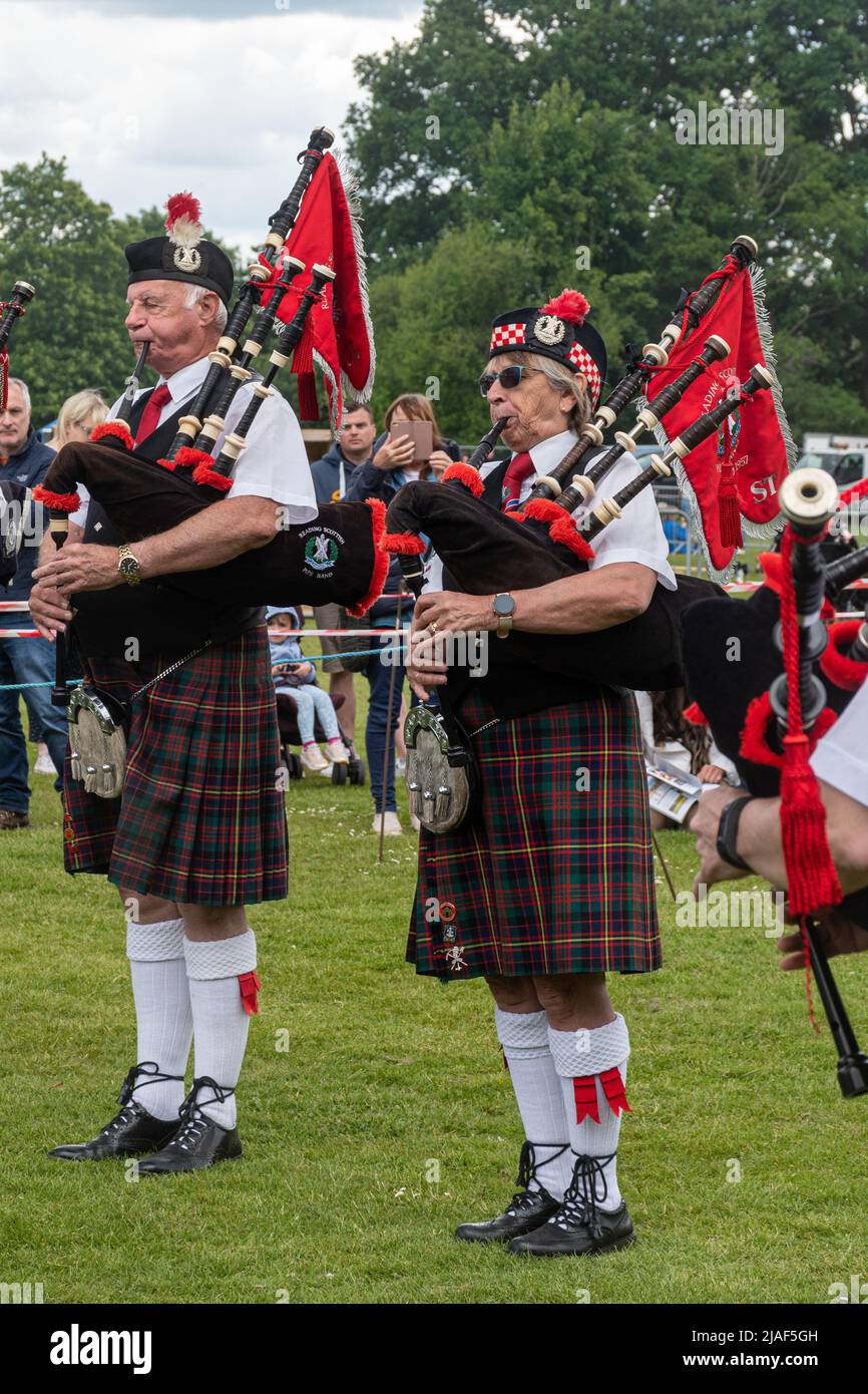 Reading Scottish Pipe Band divertissant des personnes lors d'un événement à Farnborough, Hampshire, Angleterre, Royaume-Uni Banque D'Images