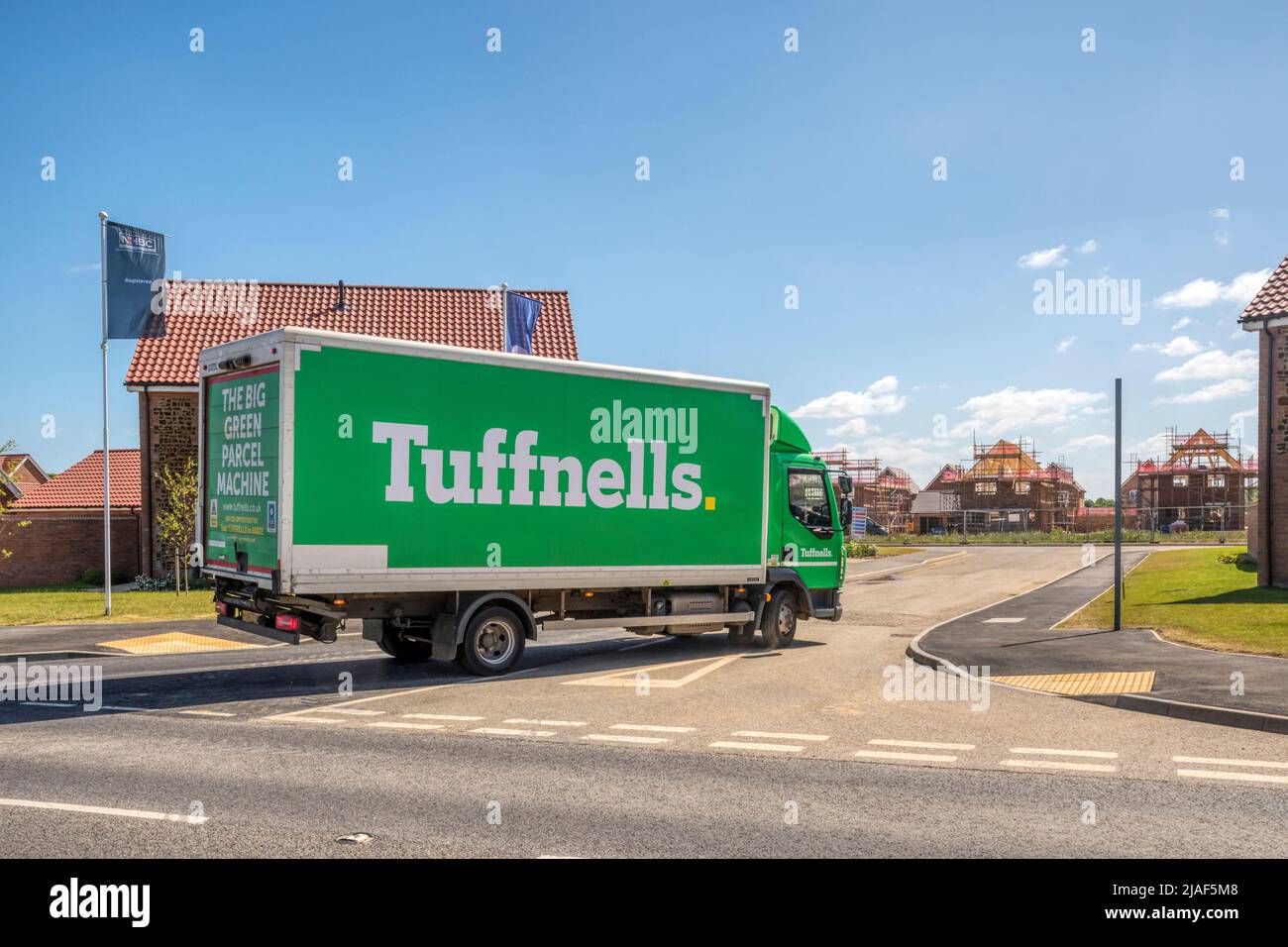 Camion de livraison Tuffnells arrivant à la propriété de nouvelles maisons à Hunstanton, Norfolk. Banque D'Images