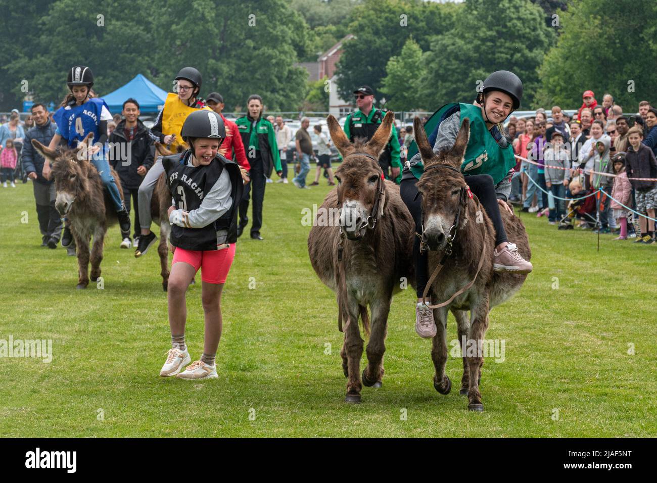 Farnborough Donkey Derby, 2022 mai, avec des enfants participant à des courses d'ânes, Hampshire, Angleterre, Royaume-Uni Banque D'Images