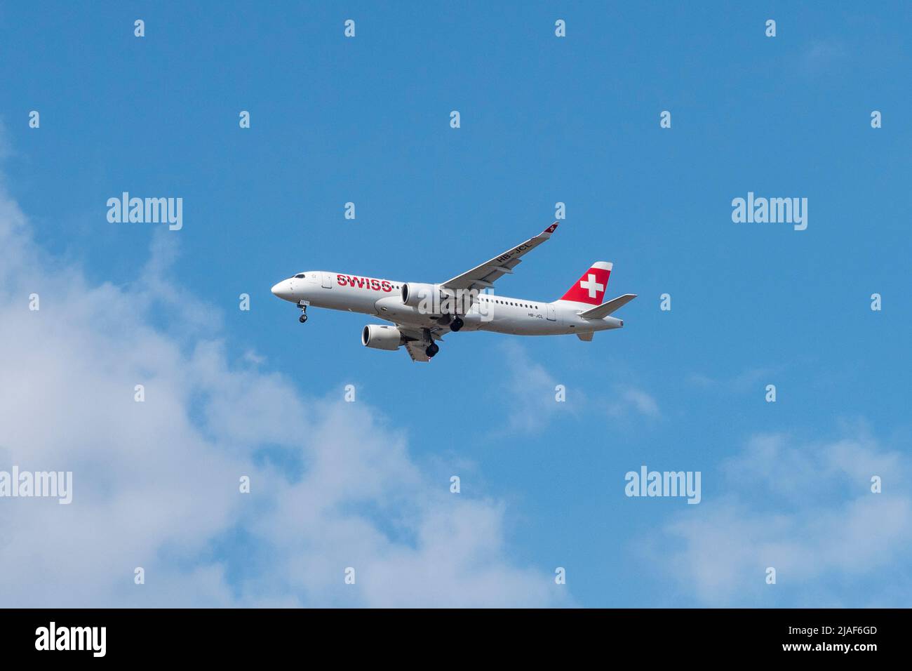 Un Airbus A220-300 de Swiss Air (HB-JCL) sur l'approche de l'aéroport de Londres Heathrow, Royaume-Uni. Banque D'Images
