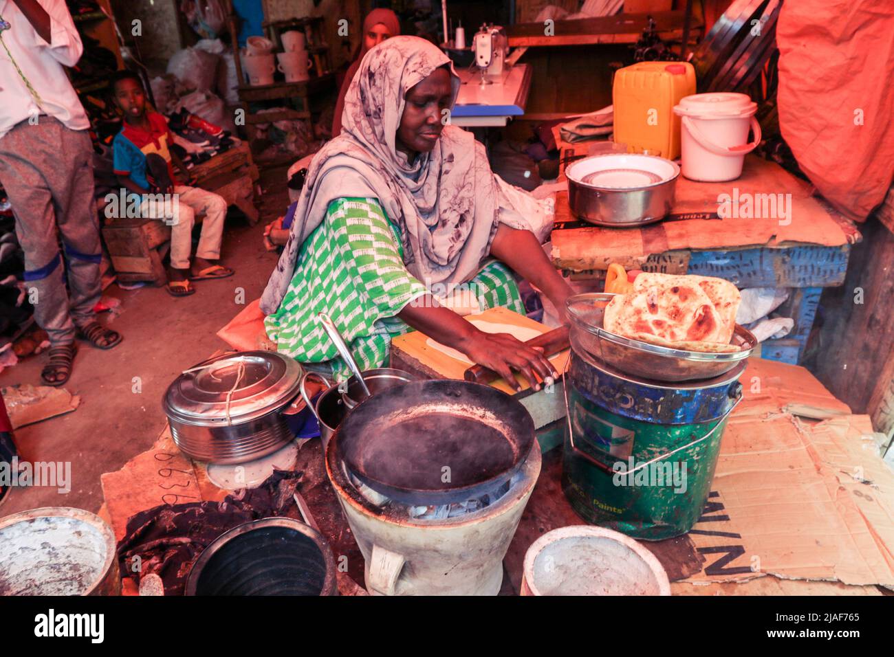 Femme locale qui fait du pain Pita sur le marché alimentaire Banque D'Images