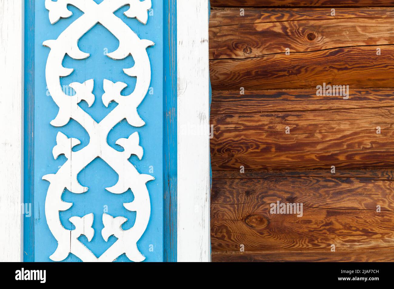Vieux éléments de décoration en bois sur un mur. Ornements de tatar. Kazan, Russie Banque D'Images