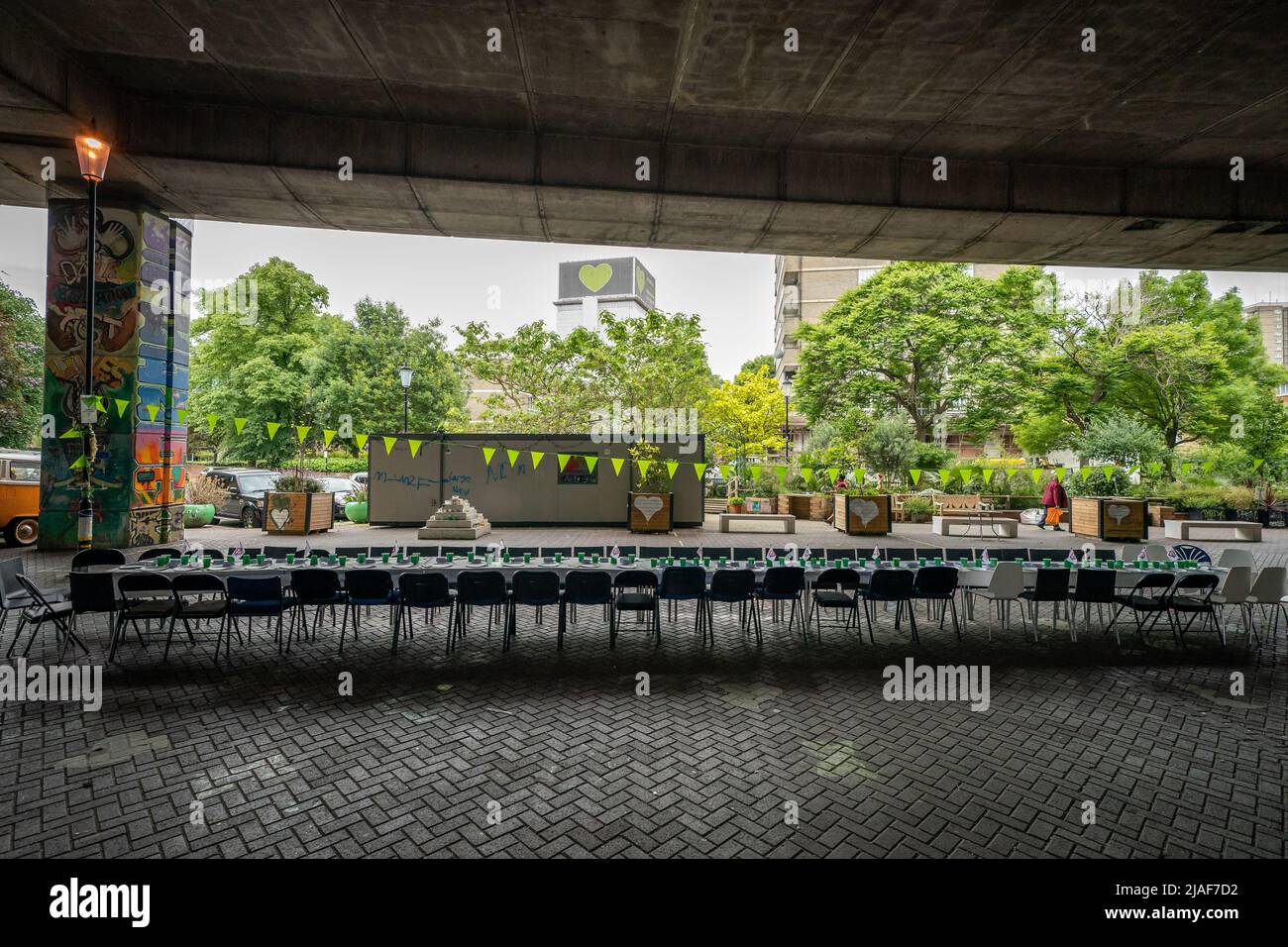 Une table est posée pour 72 personnes absentes, en l'honneur du Jubilé de platine de la Reine lors d'un événement du Jubilé de Grenfell pour rappeler les victimes de la tragédie, organisée par le juge 4 Grenfell au mur de vérité à Londres. Date de la photo: Lundi 30 mai 2022. Banque D'Images