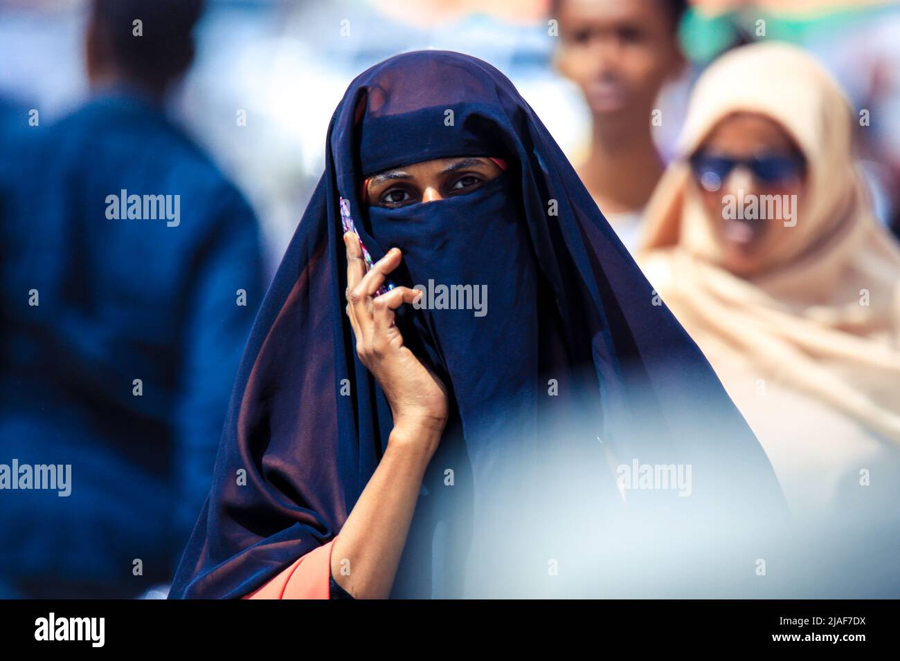 Femme musulmane dans le hijab marchant dans les rues de la capitale Banque D'Images
