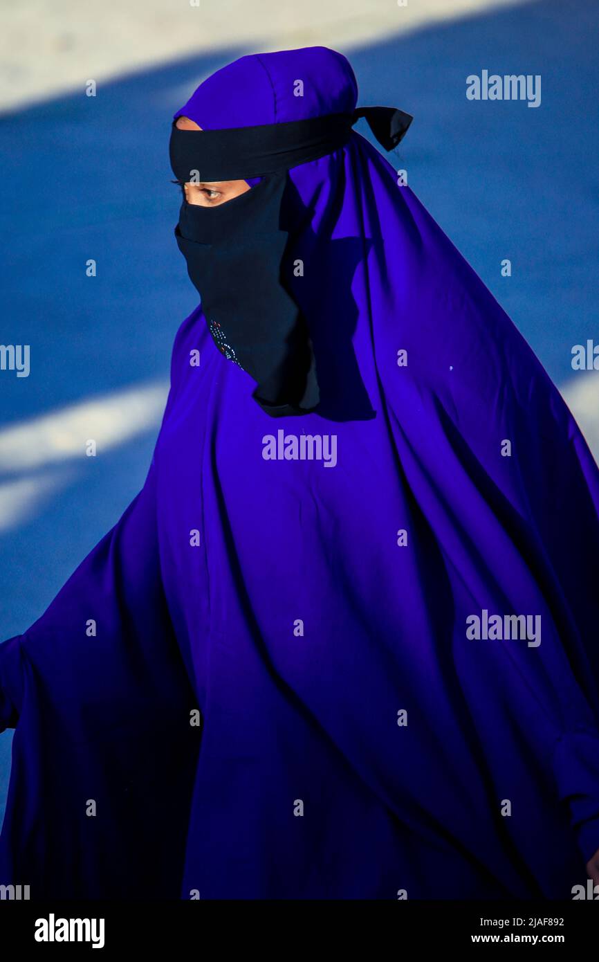 Femme musulmane dans le hijab marchant dans les rues de la capitale Banque D'Images