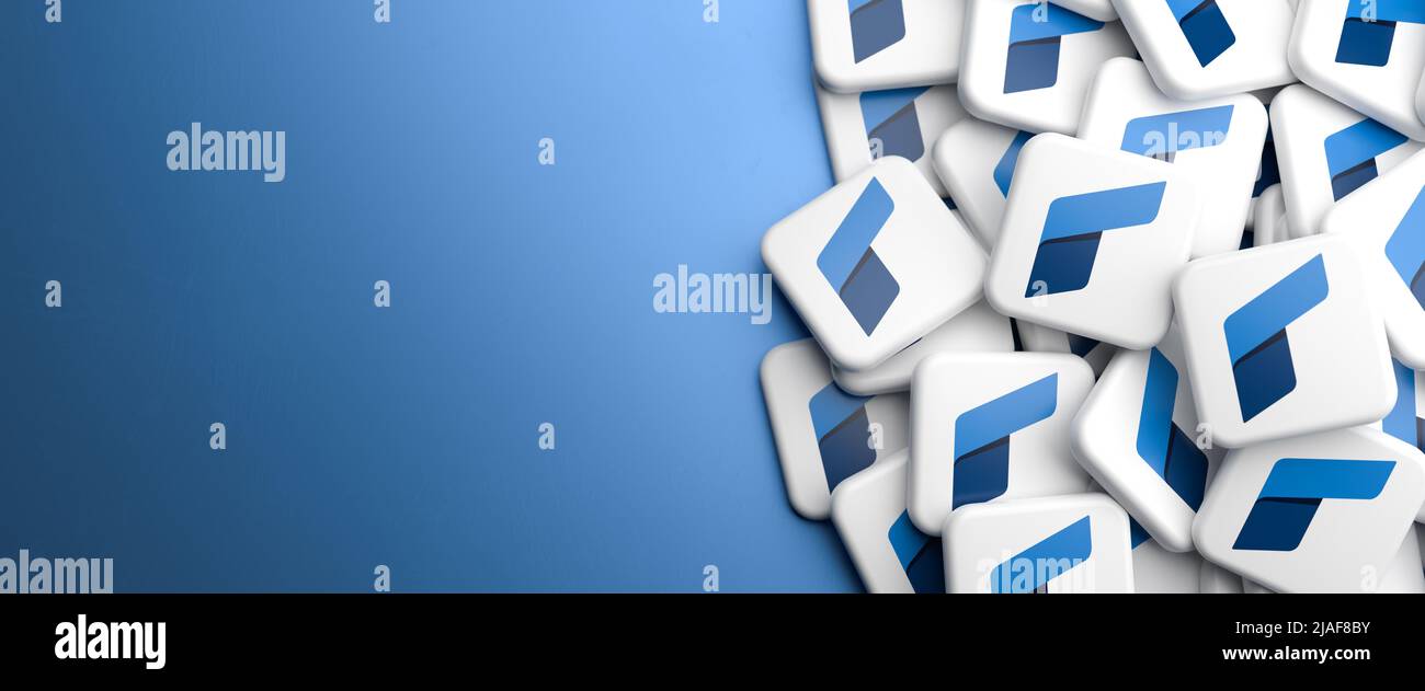 Logos du fabricant allemand d'automobiles et d'armes Rheinmetall (candidat à l'indice DAX40) sur un tas sur une table. Copier l'espace. Format de bannière Web. Banque D'Images