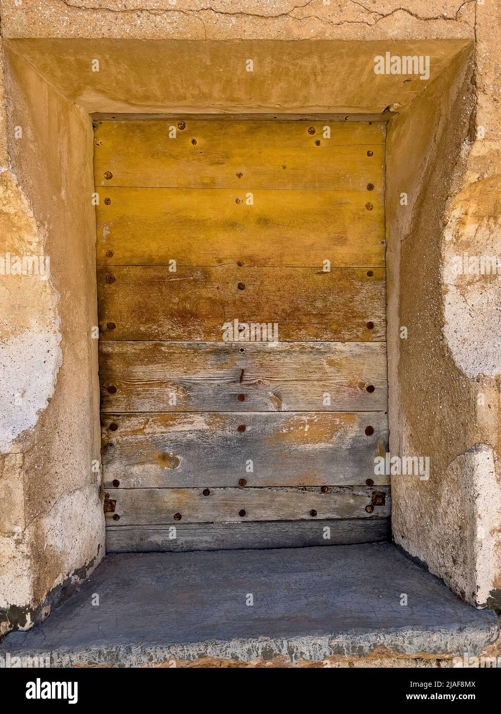 Fenêtre avec volets sur la vieille maison espagnole - photo de stock Banque D'Images