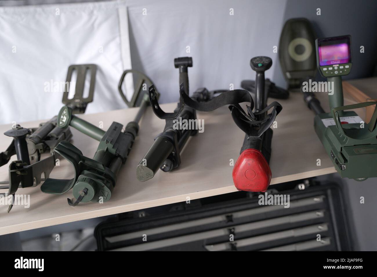 Beaucoup de obus et de roquettes de guerre en Ukraine. Grenades, ATGMS, missiles de croisière. Mine anti-personnel. Territoire dégagé. Déminage par les troupes du terr Banque D'Images