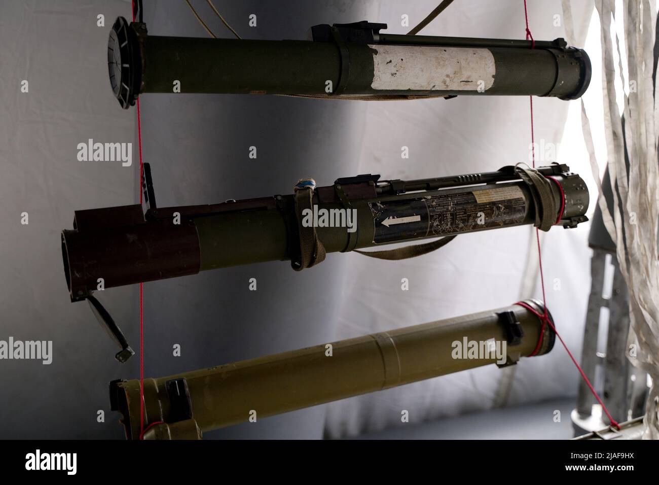 Beaucoup de obus et de roquettes de guerre en Ukraine. Grenades, ATGMS, missiles de croisière. Mine anti-personnel. Territoire dégagé. Déminage par les troupes du terr Banque D'Images