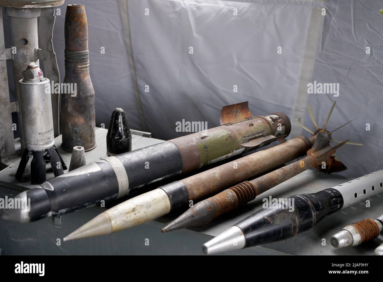 Beaucoup de obus et de roquettes de guerre en Ukraine. Grenades, ATGMS, missiles de croisière. Mine anti-personnel. Territoire dégagé. Déminage par les troupes du terr Banque D'Images