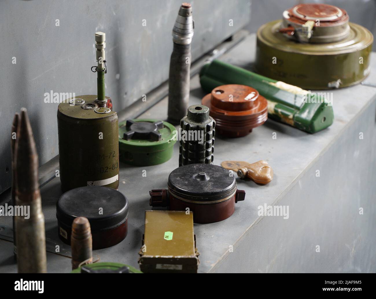 Beaucoup de obus et de roquettes de guerre en Ukraine. Grenades, ATGMS, missiles de croisière. Mine anti-personnel. Territoire dégagé. Déminage par les troupes du terr Banque D'Images