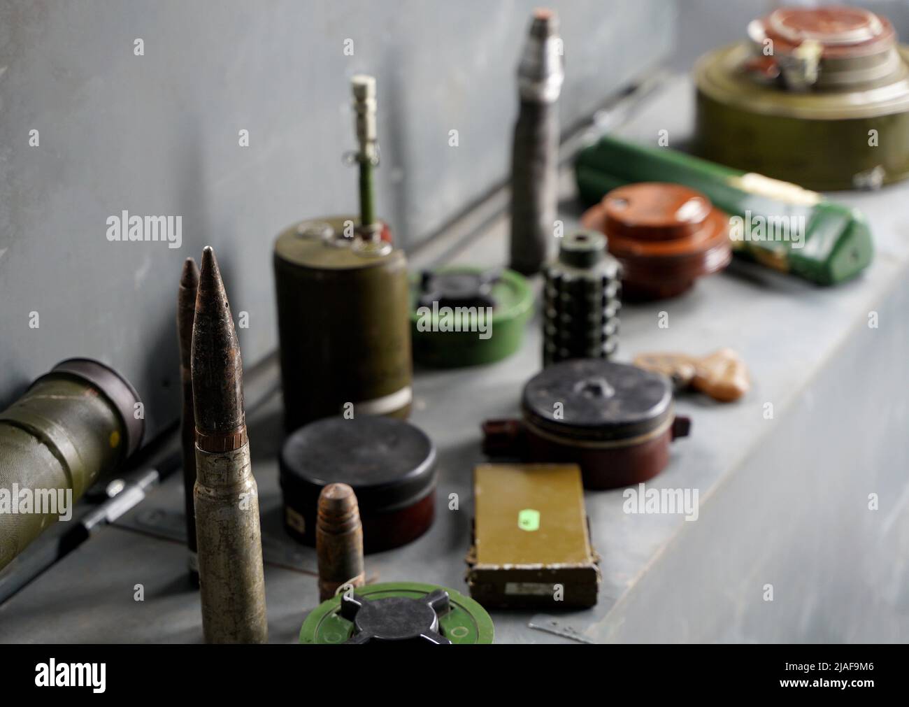 Beaucoup de obus et de roquettes de guerre en Ukraine. Grenades, ATGMS, missiles de croisière. Mine anti-personnel. Territoire dégagé. Déminage par les troupes du terr Banque D'Images