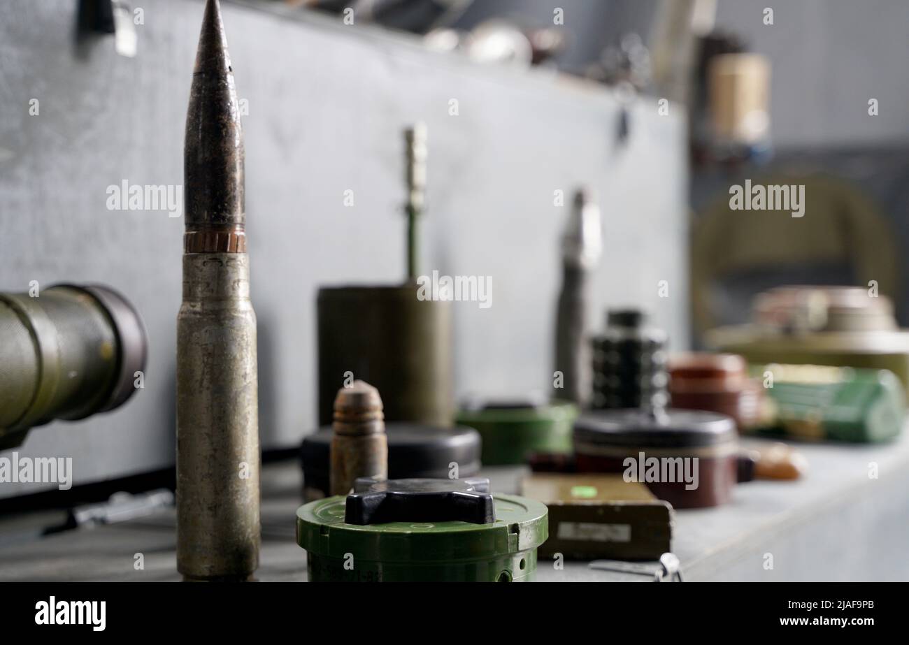 Beaucoup de obus et de roquettes de guerre en Ukraine. Grenades, ATGMS, missiles de croisière. Mine anti-personnel. Territoire dégagé. Déminage par les troupes du terr Banque D'Images