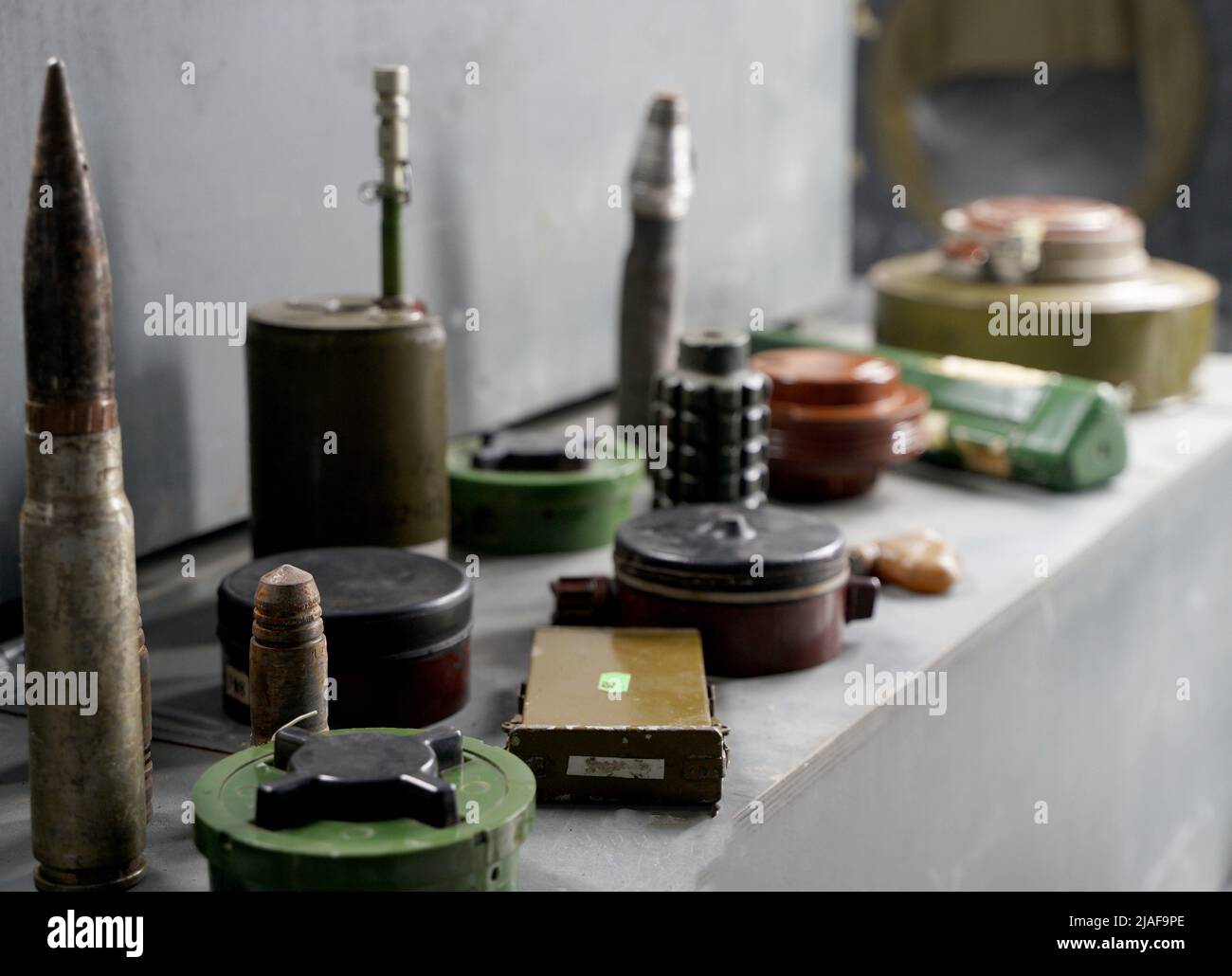 Beaucoup de obus et de roquettes de guerre en Ukraine. Grenades, ATGMS, missiles de croisière. Mine anti-personnel. Territoire dégagé. Déminage par les troupes du terr Banque D'Images