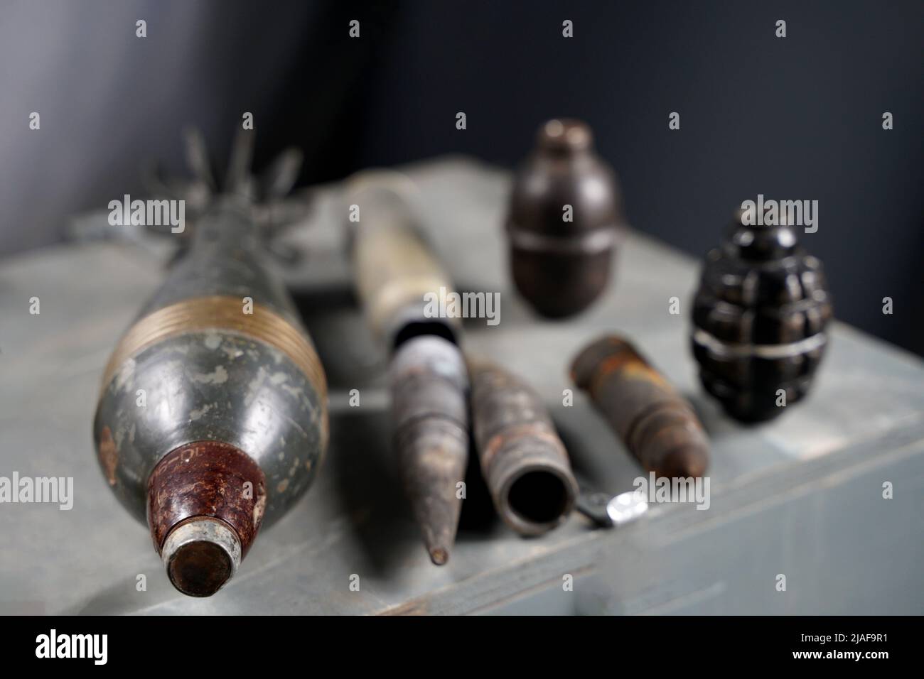 Beaucoup de obus et de roquettes de guerre en Ukraine. Grenades, ATGMS, missiles de croisière. Mine anti-personnel. Territoire dégagé. Déminage par les troupes du terr Banque D'Images