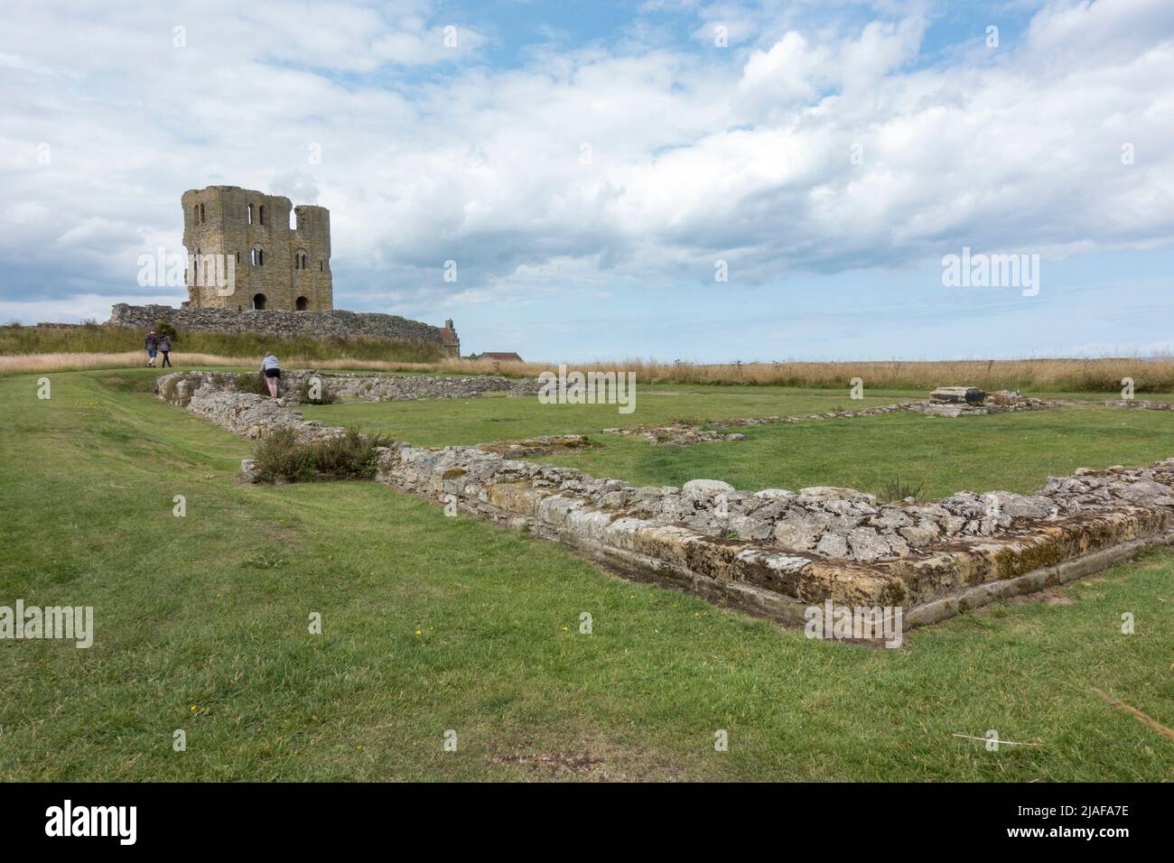 Les vestiges de Kings Hall avec le 12th siècle dans le domaine du château de Scarborough, North Yorkshire, Royaume-Uni. Banque D'Images
