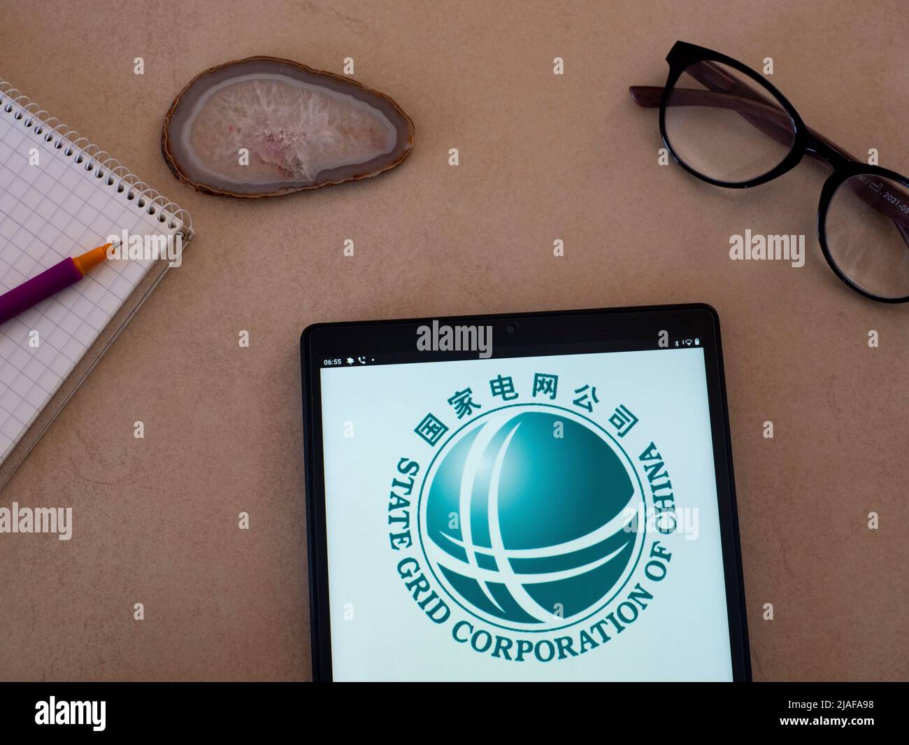 Sur cette photo, le logo de State Grid Corporation of China apparaît sur une tablette Banque D'Images