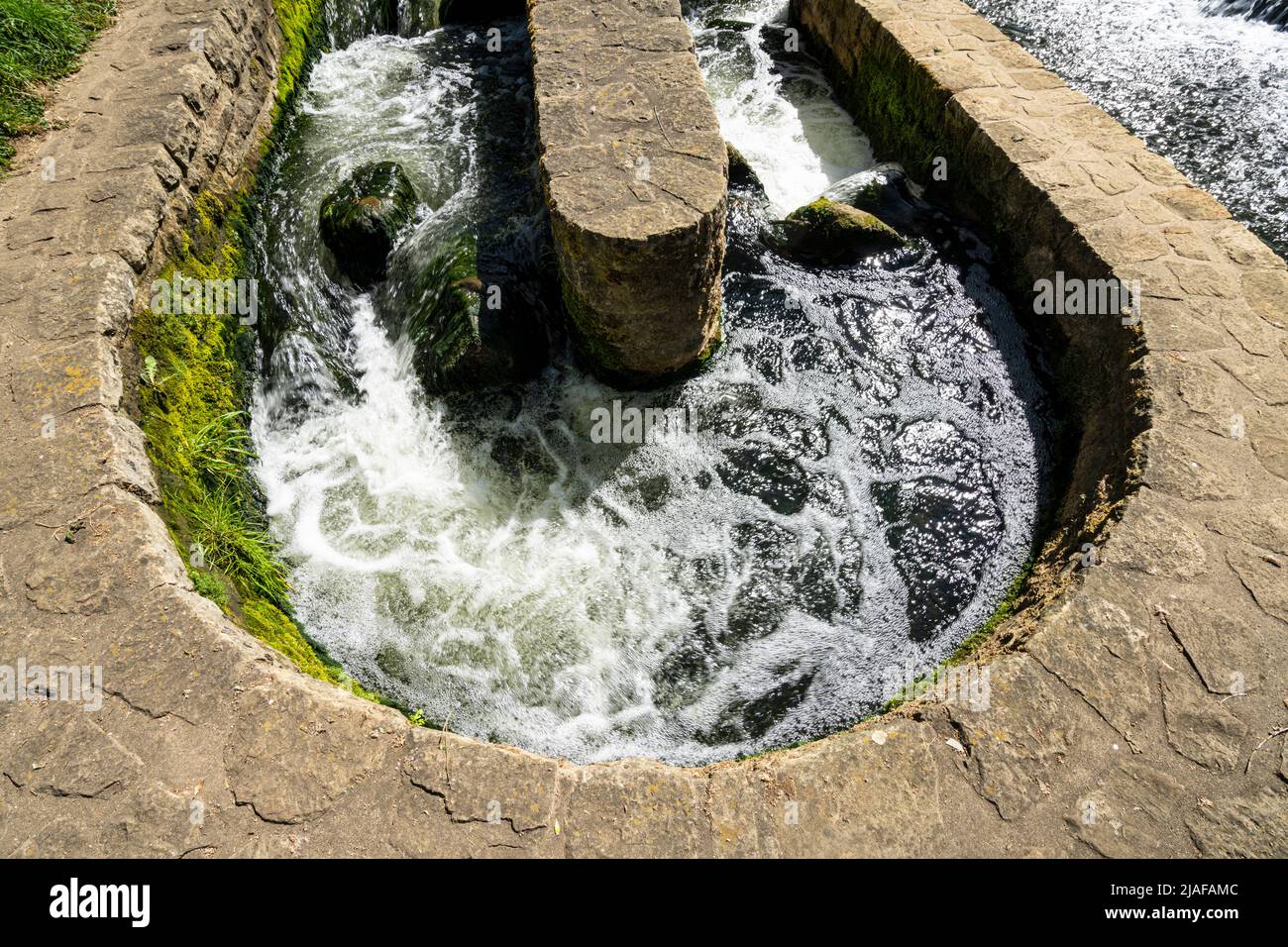 un ancien passage d'eau canalisé dans un bidonville Banque D'Images