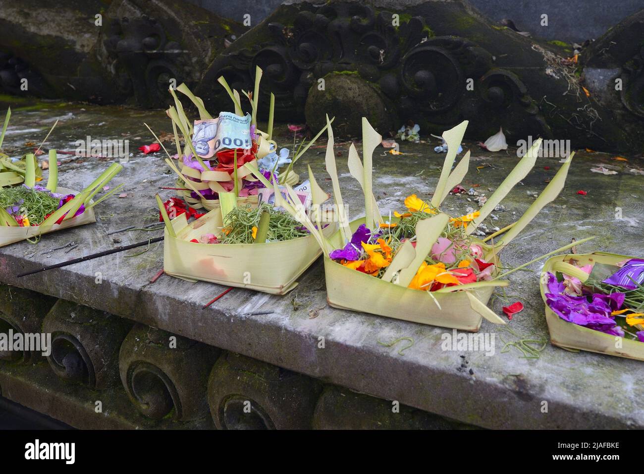 Offrande sacrificielle dans le temple d'eau Tirta Empul, Indonésie, Bali Banque D'Images