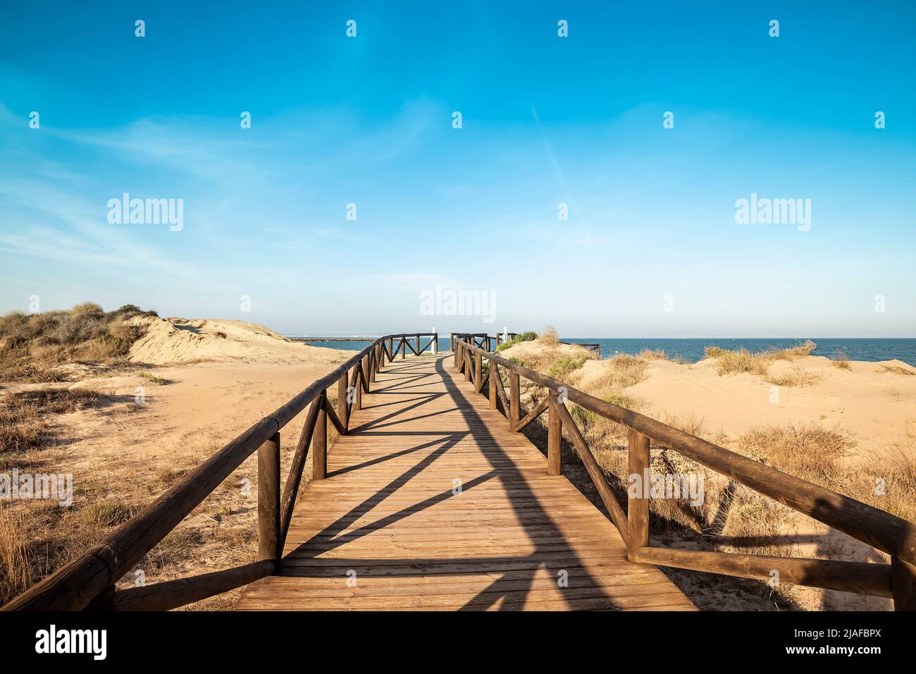 scène tranquille avec pont en bois qui mène à la mer Banque D'Images
