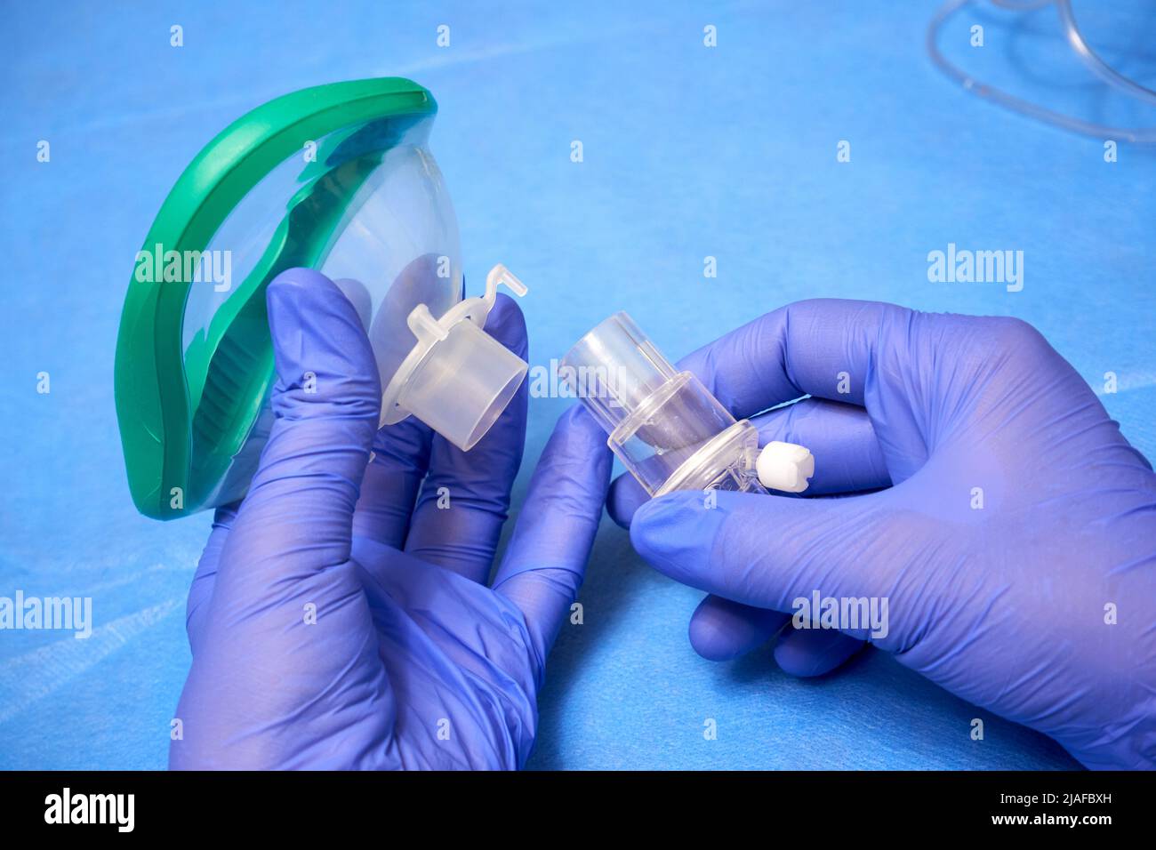 Les mains en gants médicaux tiennent un masque d'anesthésie Banque D'Images