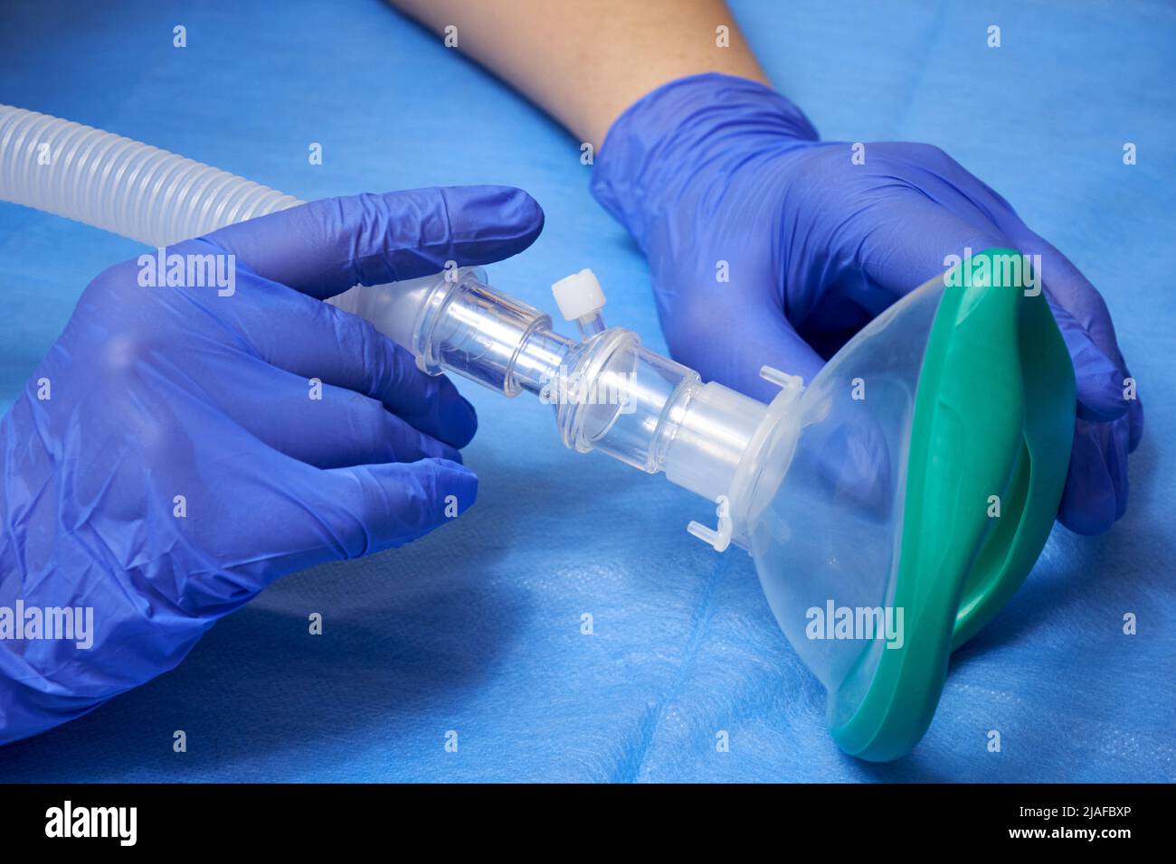Masque d'anesthésie. Les mains d'un médic en gants et un masque d'anesthésie en gros plan Banque D'Images