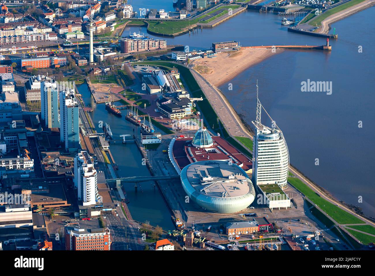 Bremerhaven avec Havenwelten et ATLANTIC Hotel SAIL City 04/18/2022, vue aérienne, Allemagne, Bremerhaven Banque D'Images