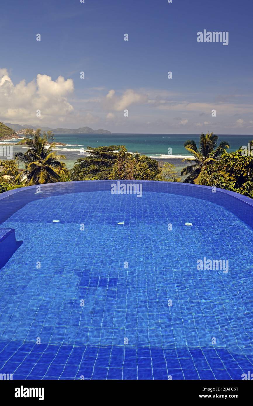 Piscine d'une villa de luxe avec vue sur l'océan Indien près de Port Glaud, Seychelles, Mahé Banque D'Images