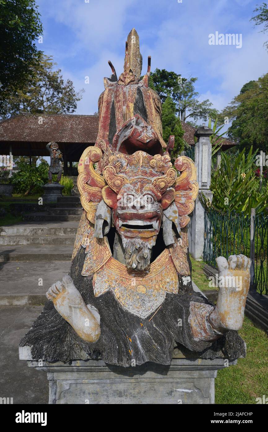 Personnage de dragon assis au palais de l'eau Tirta Gangga, Indonésie, Bali Banque D'Images