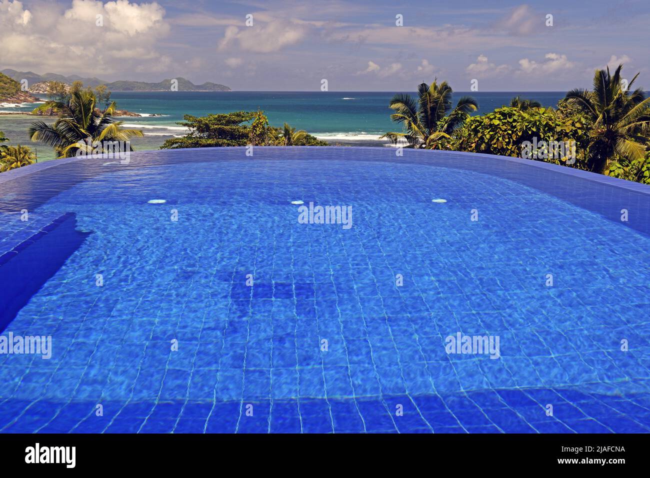 Piscine sucrming d'une villa de luxe avec vue sur l'océan Indien près de Port Glaud, Seychelles, Mahé Banque D'Images