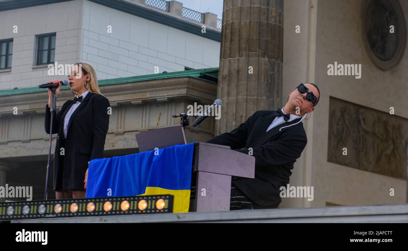 Berlin, Berlin, Allemagne. 29th mai 2022. La chanteuse ukrainienne, Mélovin, à droite, se produit lors d'un concert-bénéfice pour l'Ukraine à la porte de Brandebourg à Berlin, en Allemagne, le dimanche 29 mai 2022. (Credit image: © Dominic Gwinn/ZUMA Press Wire) Banque D'Images