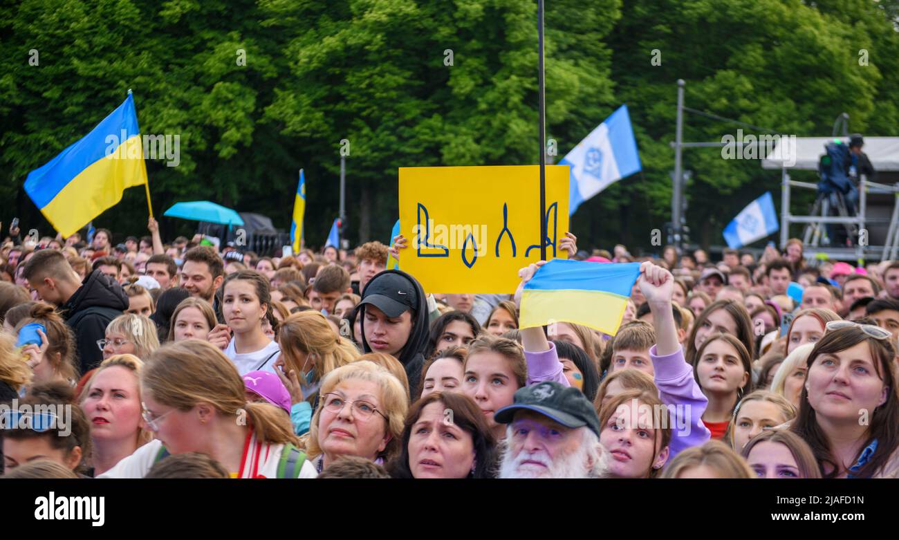 Berlin, Berlin, Allemagne. 29th mai 2022. Les gens ont des drapeaux et des signes lors d'un concert-bénéfice pour l'Ukraine à la porte de Brandebourg à Berlin, Allemagne, le dimanche 29 mai 2022. (Credit image: © Dominic Gwinn/ZUMA Press Wire) Banque D'Images