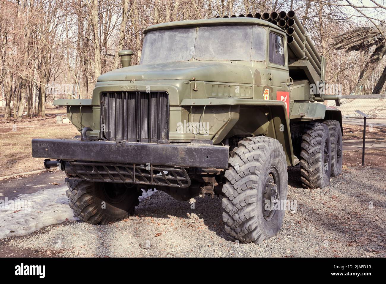 Camion militaire russe URAL équipé d'un système de lance-roquettes multiple Banque D'Images