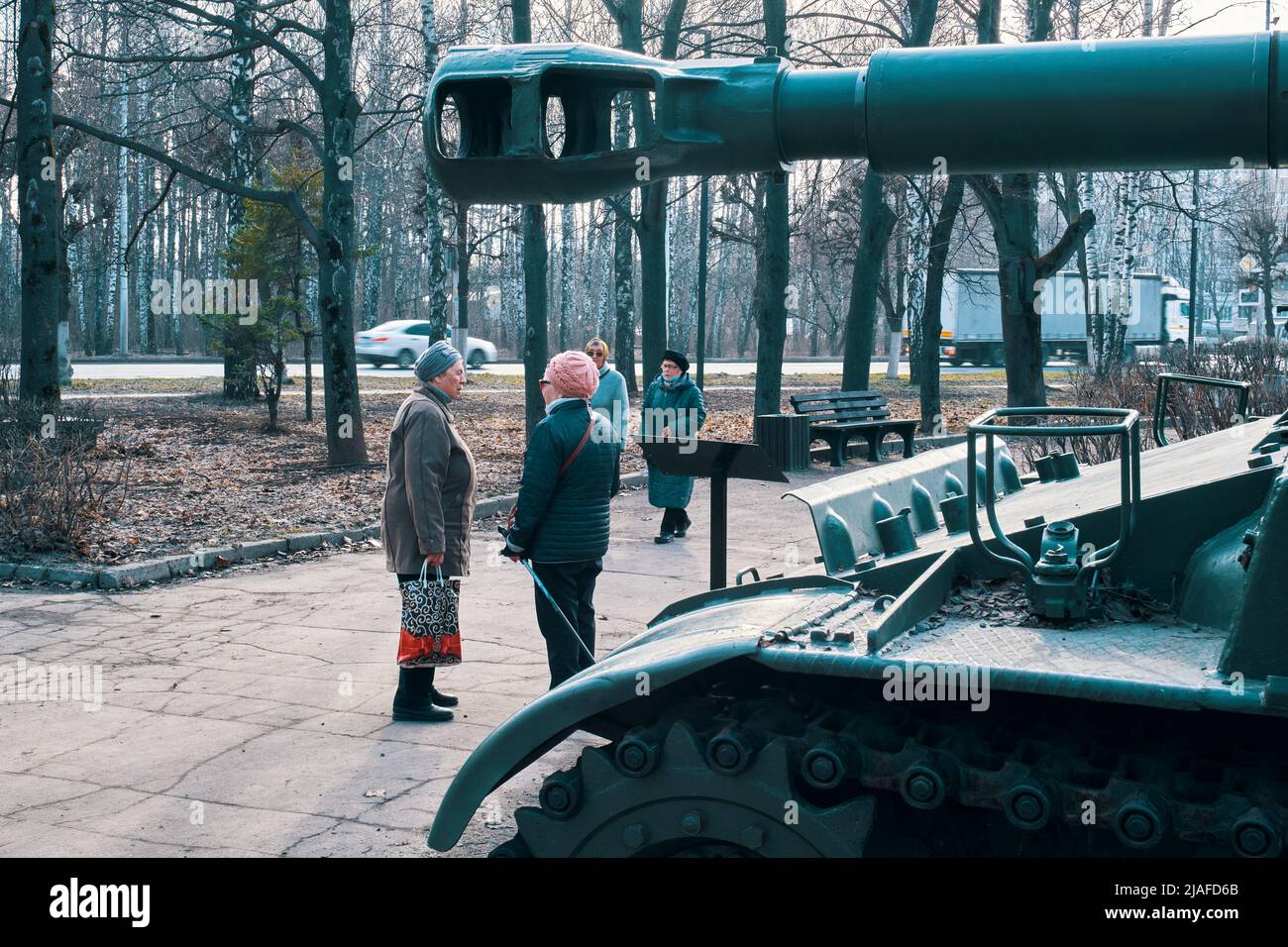 Ryazan, Russie - 9 avril 2022 : canon à canon sur fond de personnes marchant dans le parc Banque D'Images