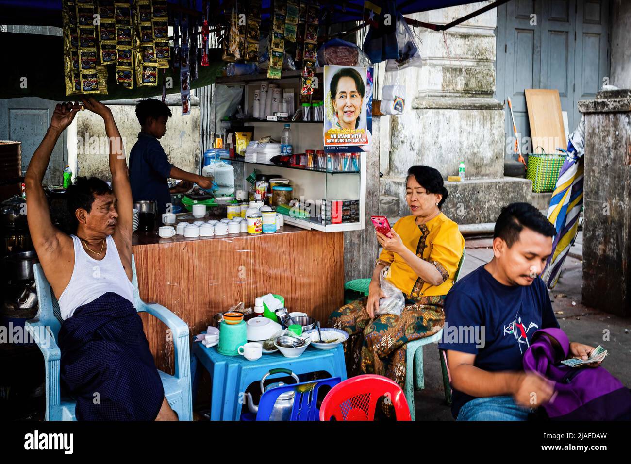Yangon, Myanmar. 11th janvier 2020. Les gens traînent dans une cabine de nourriture, qui a un portrait d'Aung San Suu Kyi. La vie quotidienne dans les rues animées de Yangon. Yangon, l'ancienne capitale du Myanmar, est toujours la plus grande ville et le centre industriel et commercial du pays. La vie quotidienne dans les rues animées et les principaux sites de Yangon, l'ancienne capitale du Myanmar. La ville est toujours la plus grande et le centre industriel et commercial du pays. (Photo par Eduardo Leal/SOPA Images/Sipa USA) crédit: SIPA USA/Alay Live News Banque D'Images