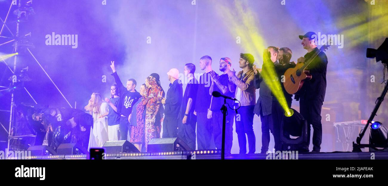 Berlin, Berlin, Allemagne. 29th mai 2022. Les artistes ukrainiens s'inclinent à la suite d'un concert-bénéfice pour l'Ukraine à la porte de Brandebourg à Berlin, en Allemagne, le dimanche 29 mai 2022. (Credit image: © Dominic Gwinn/ZUMA Press Wire) Banque D'Images