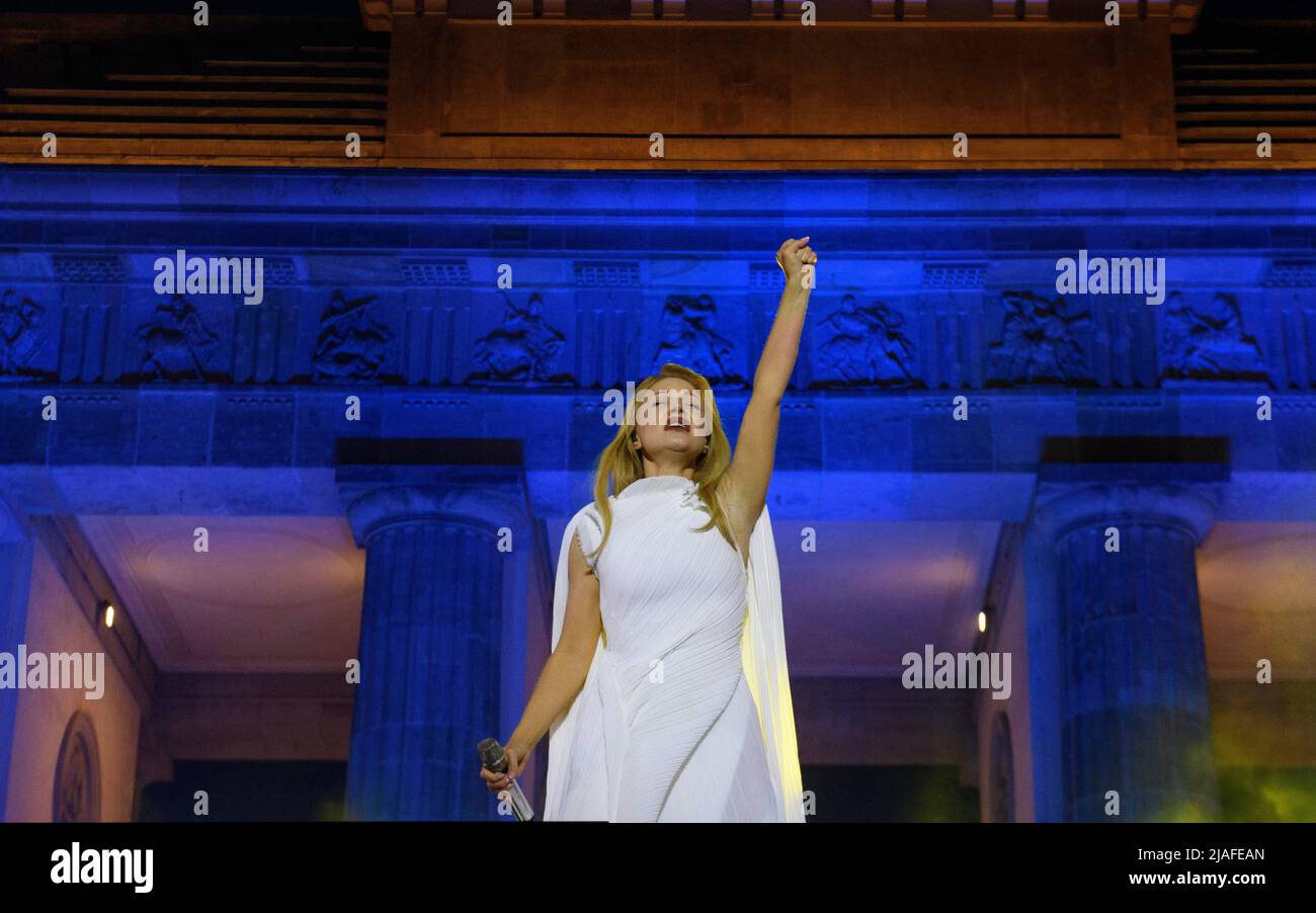 Berlin, Berlin, Allemagne. 29th mai 2022. La chanteuse ukrainienne Tina Karol, se produit lors d'un concert-bénéfice pour l'Ukraine à la porte de Brandebourg à Berlin, Allemagne, le dimanche 29 mai 2022. (Credit image: © Dominic Gwinn/ZUMA Press Wire) Banque D'Images