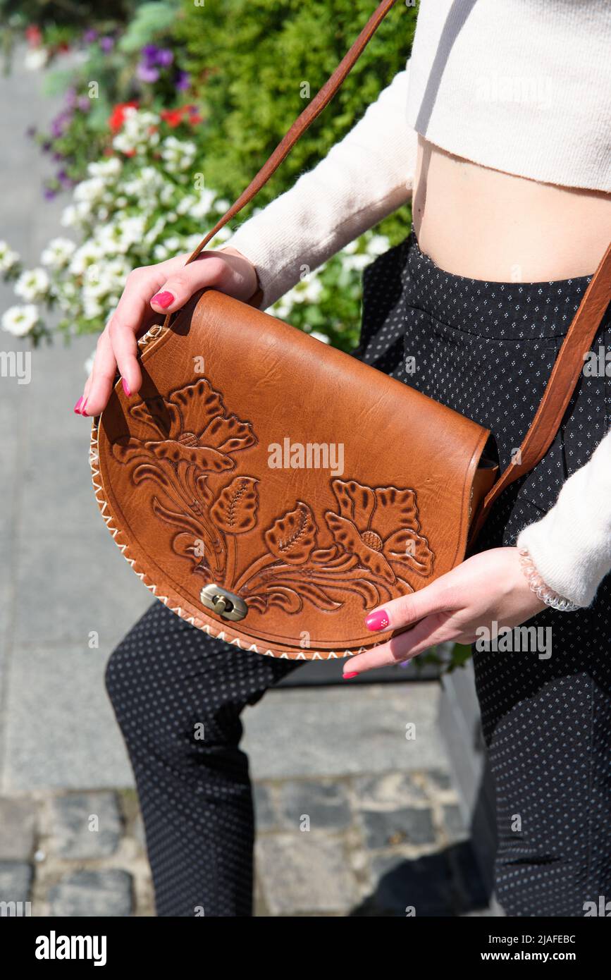 petit sac en cuir marron pour femmes avec motif sculpté. mise au point sélective Banque D'Images