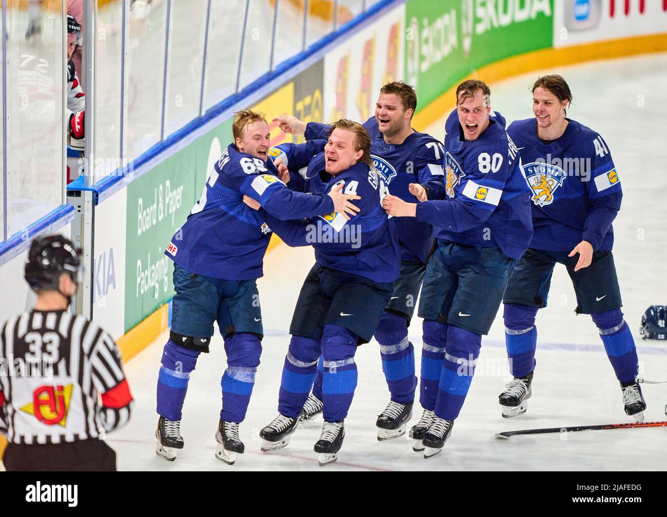 Tampere, Finlande. 29th mai 2022. Thomas Chabot Nr. 72 du Canada est assis dans la boîte de pénalité regarder Sakari Manninen fin Nr. 65 célèbre son but de mort soudaine de 4-3, heureux, rire, célébration, Avec Mikael Granlund fin Nr. 64 Teemu Hartikainen fin Nr. 70 Saku Maenalanen fin Nr. 80 Miro Heiskanen fin Nr. 41 dans le match FINLANDE - CANADA 4-3 après la mort soudaine finale DU CHAMPIONNAT DU MONDE DE HOCKEY SUR GLACE de l'IIHF à Tampere, Finlande, 29 mai 2022, saison 2021/2022 crédit: Peter Schatz/Alay Live News Banque D'Images