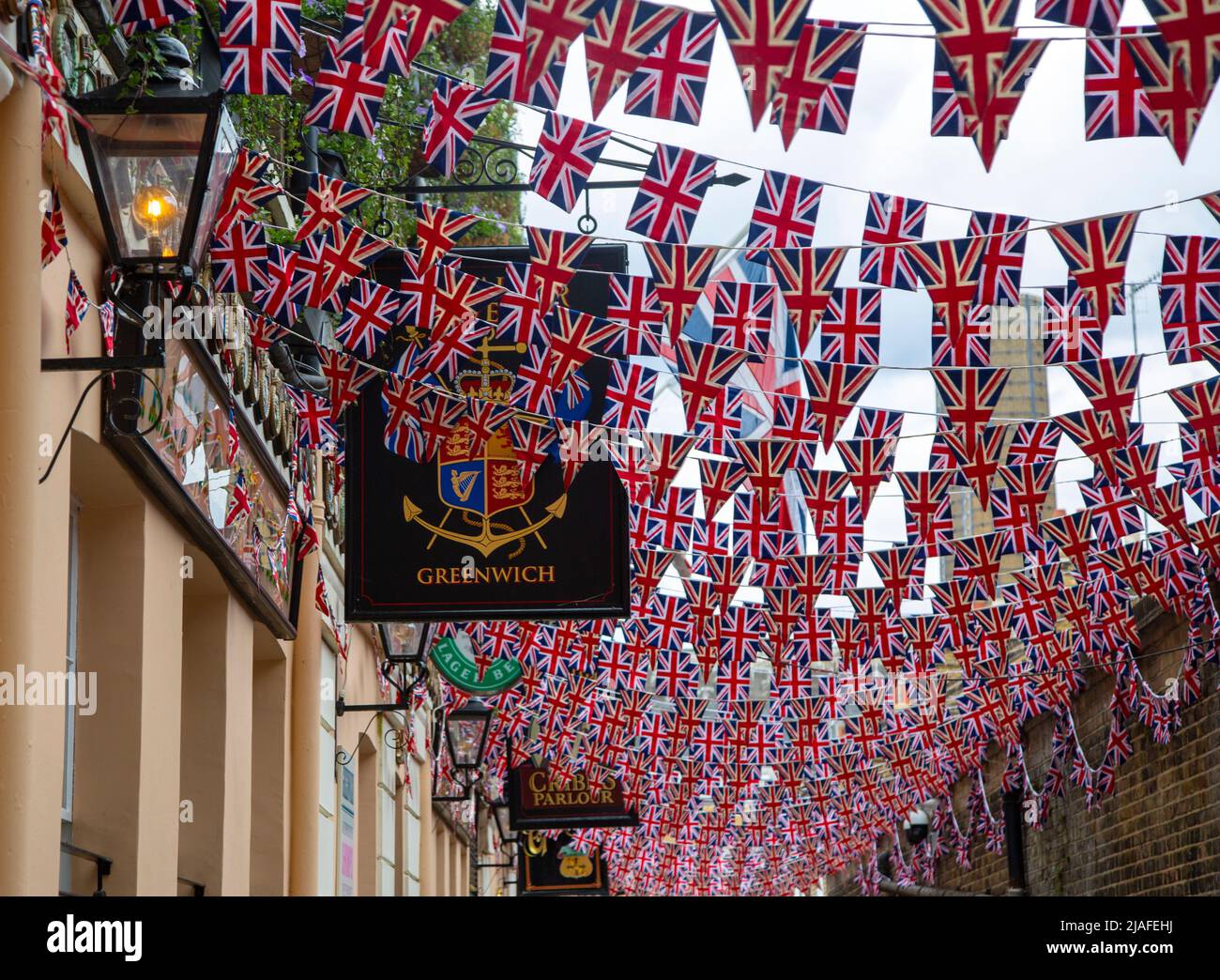 Union Jack flags de bunting pour Queen's Platinum Jubilee à Trafalgar Tavern, Greenwich, Londres, Angleterre, Royaume-Uni 2022 Banque D'Images