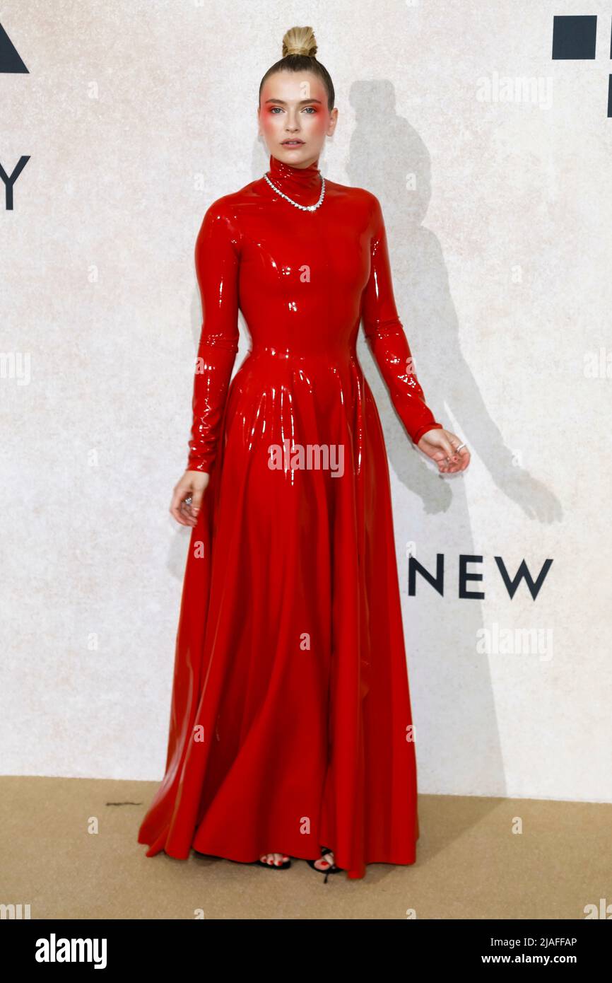 Camille Razat participe au Gala amfAR Cannes 2022 lors du Festival de