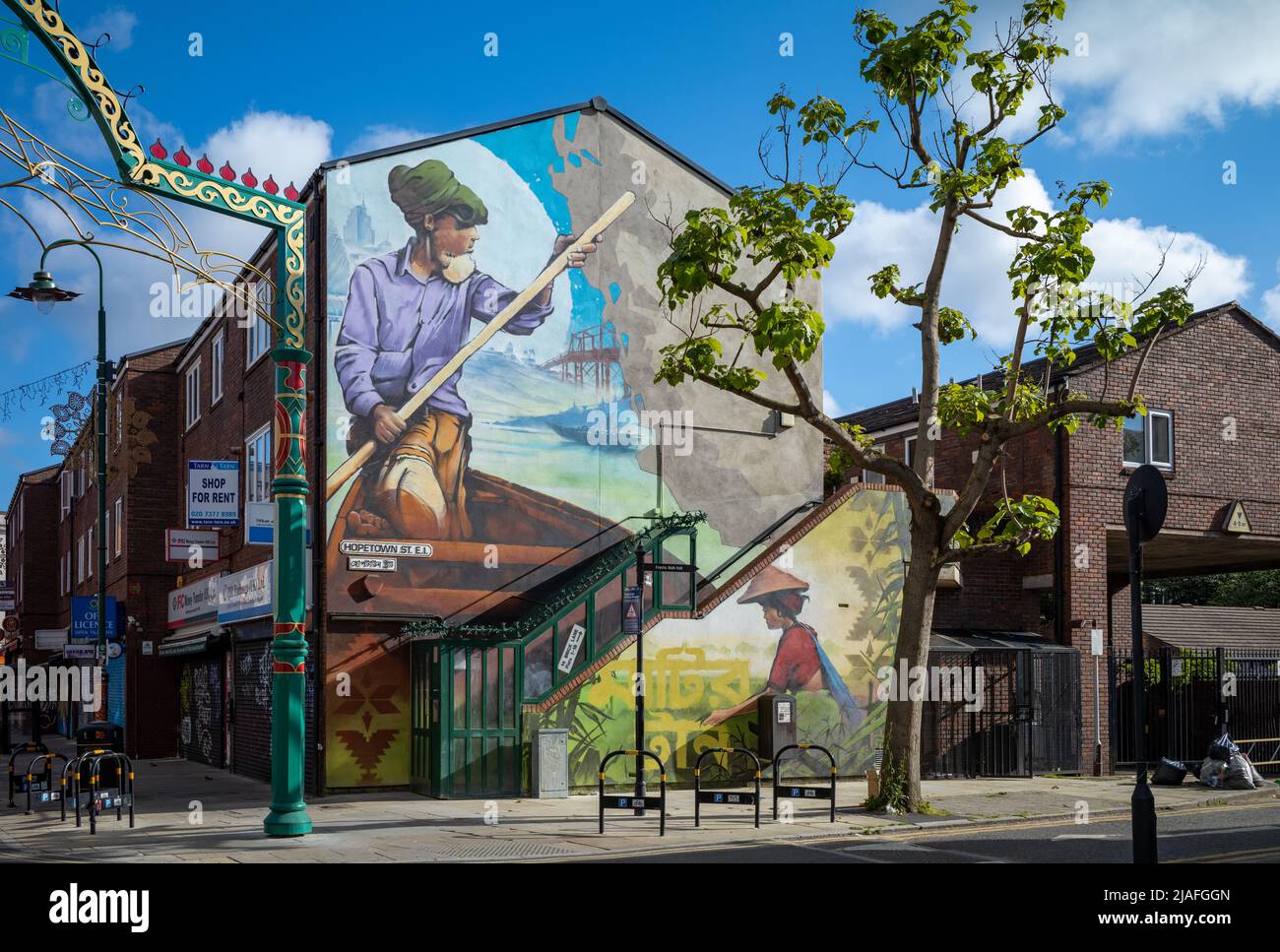 La fresque de Hopetown à côté de l'arche de Banglatown à Brick Lane, Londres, Royaume-Uni. Peinte par l'artiste de rue Mohammed Ali pour célébrer les 50 ans du Bangladesh. Banque D'Images