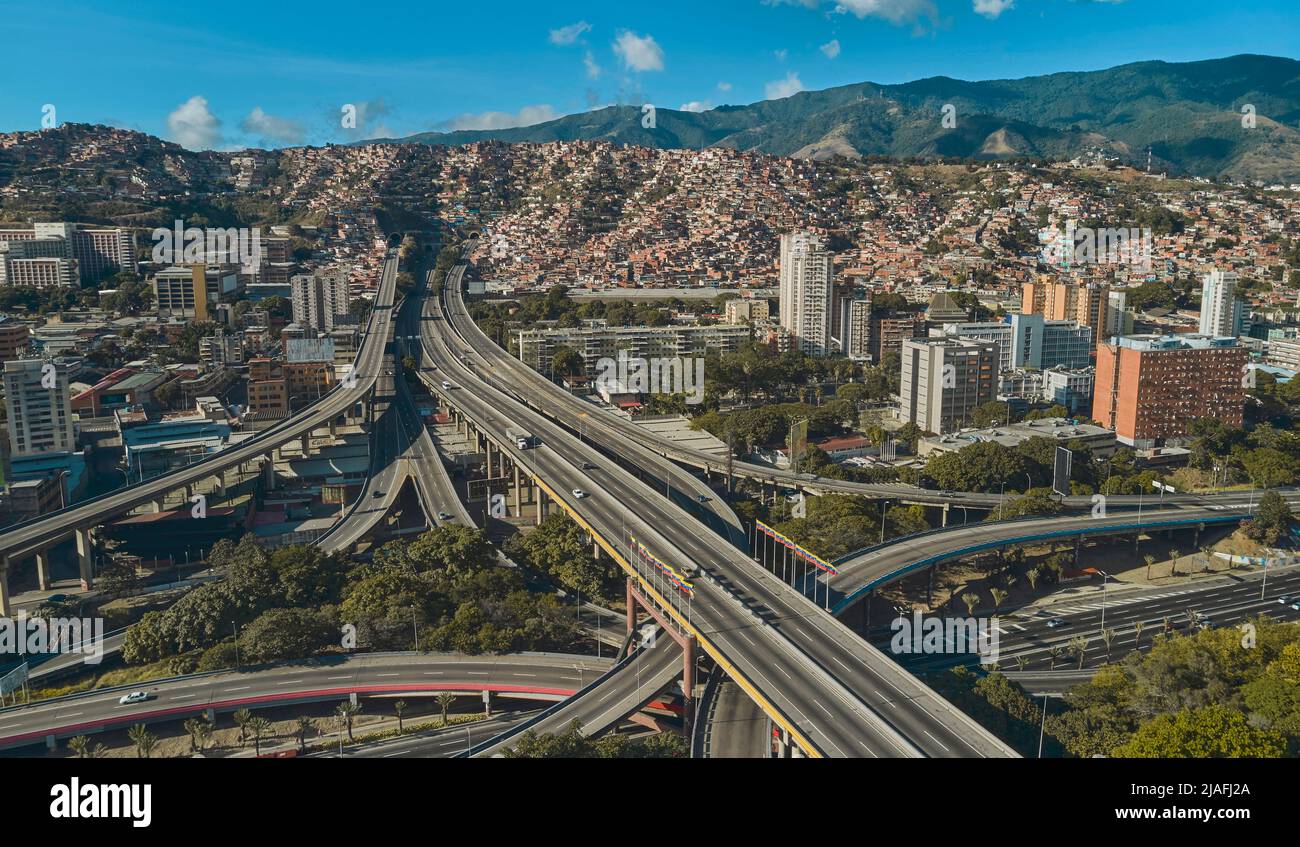 CARACAS, VENEZUELA - MAI 2022 - vue panoramique aérienne du distributeur la Arana, vue panoramique de l'autoroute Francisco Fajardo à Caracas, Venezuela Banque D'Images