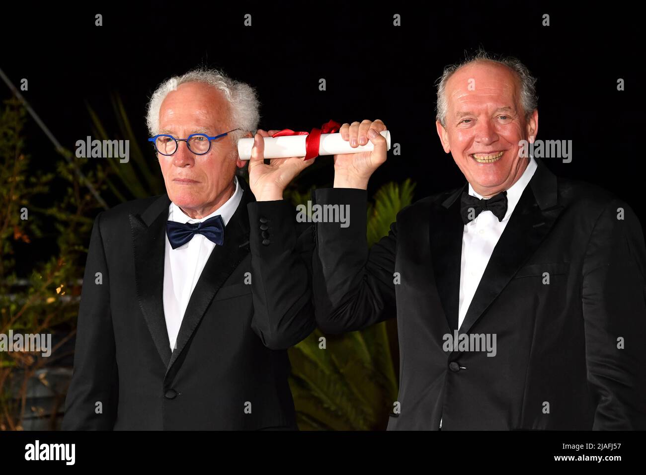 Jean-Pierre Dardenne (l) et Luc Dardenne posent au film du Festival de Cannes 75th au Palais des Festivals de Cannes, le 28 mai 2022. Banque D'Images